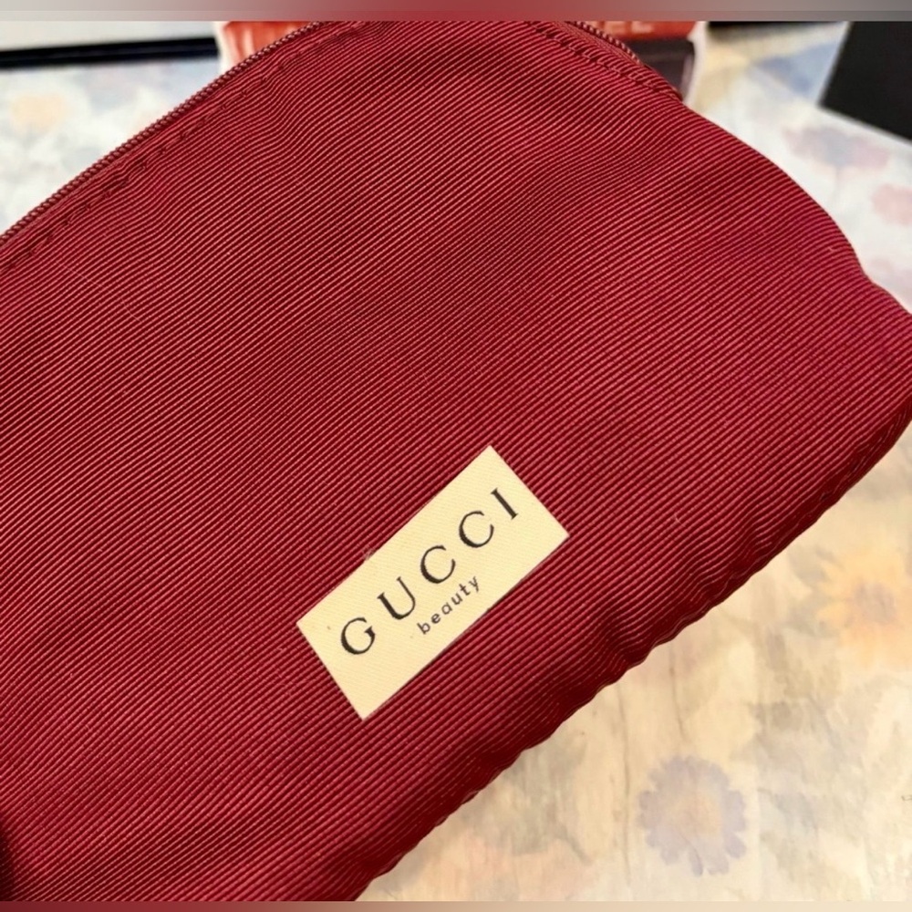 NIP GUCCI BEAUTY MERLOT POUCH. Holds your necessities while protecting your bag - Picture 5 of 7